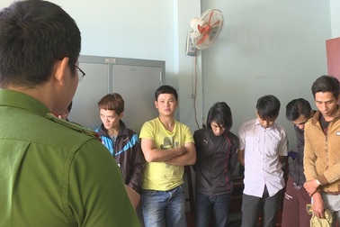 Bắt quả tang 12 đối tượng sử dụng ma túy đá tập thể trong quán internet