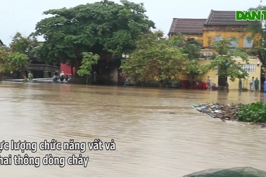 Nước lũ tràn vào phố cổ Hội An