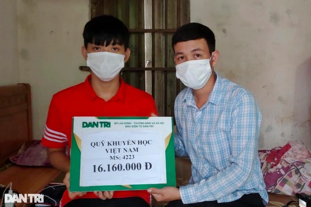 Cậu học trò mồ côi cha được bạn đọc giúp đỡ gần 200 triệu đồng - 2 Cậu học trò mồ côi cha được bạn đọc giúp đỡ gần 200 triệu đồng - 2