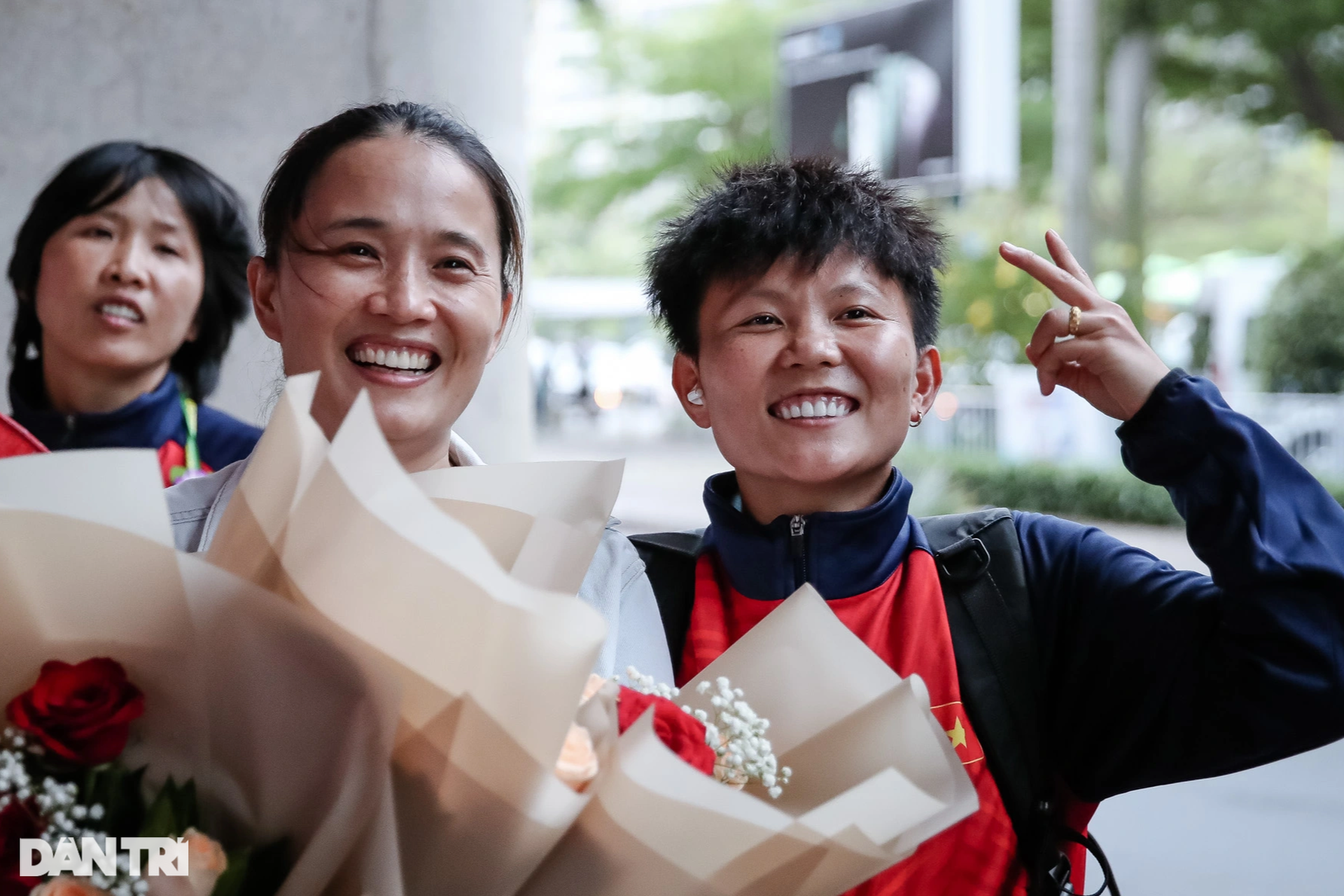 Tuyển nữ Việt Nam rạng rỡ trong ngày về nước  - 5