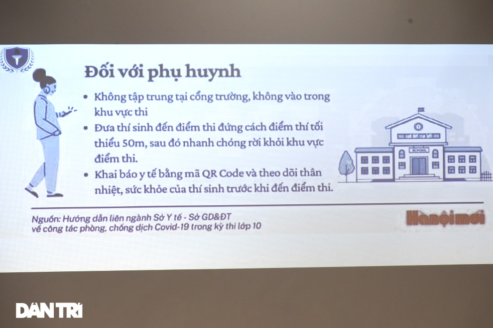 Nhiều thí sinh Hà Nội thi vào lớp 10 nghe phổ biến quy chế thi buổi tối - 8 Nhiều thí sinh Hà Nội thi vào lớp 10 nghe phổ biến quy chế thi buổi tối - 8