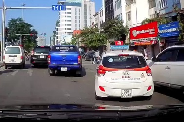 Taxi bị đâm vì loi choi chuyển làn không báo hiệu