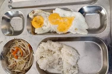 Trường học lên tiếng về suất ăn 33.000 đồng chỉ có rau và 2 quả trứng ốp la