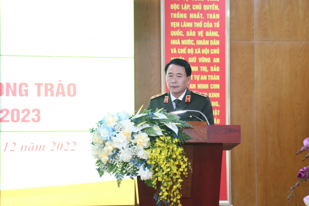 Đại tá Đinh Văn Nơi nhận Huân chương Chiến công hạng Nhì - 2 Đại tá Đinh Văn Nơi nhận Huân chương Chiến công hạng Nhì - 2