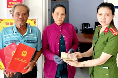 Tài xế xe buýt trả lại túi xách chứa 3 sổ đỏ, 2 lượng vàng cho khách