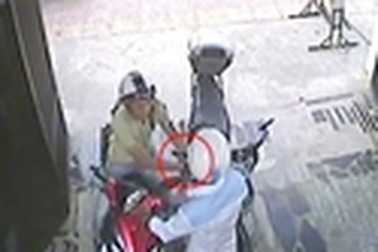 Nửa đêm vờ thuê phòng, khống chế nhân viên lễ tân cướp tài sản