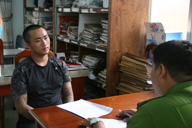 Bắt đối tượng chặn xe ô tô, cướp tài sản