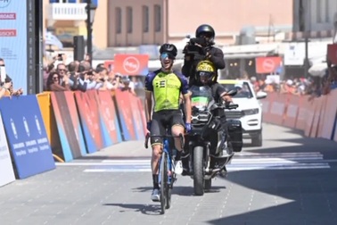 Buông 2 tay để ăn mừng khi về đích, tay đua gặp sự cố "muối mặt"