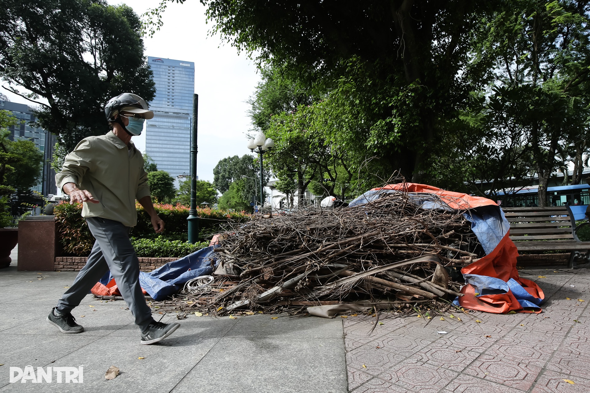 Cảnh nhếch nhác ở công viên giữa trung tâm TPHCM - 1 Cảnh nhếch nhác ở công viên giữa trung tâm TPHCM - 1