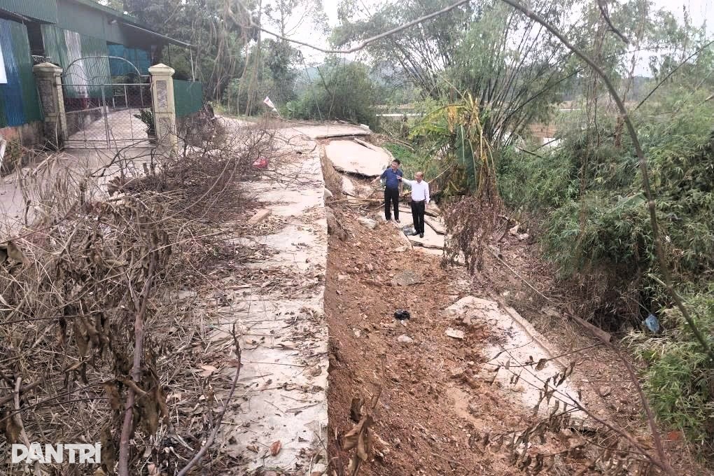 Hành động lạ của người phụ nữ 62 tuổi ở đoạn đường bị sạt lở nghiêm trọng - 3 Hành động lạ của người phụ nữ 62 tuổi ở đoạn đường bị sạt lở nghiêm trọng - 3