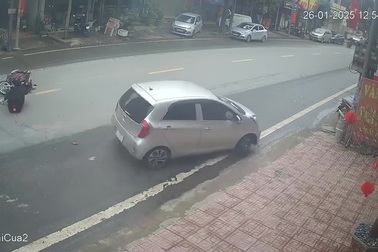 Ô tô quay đầu gây tai nạn rồi nhanh chóng chạy khỏi hiện trường