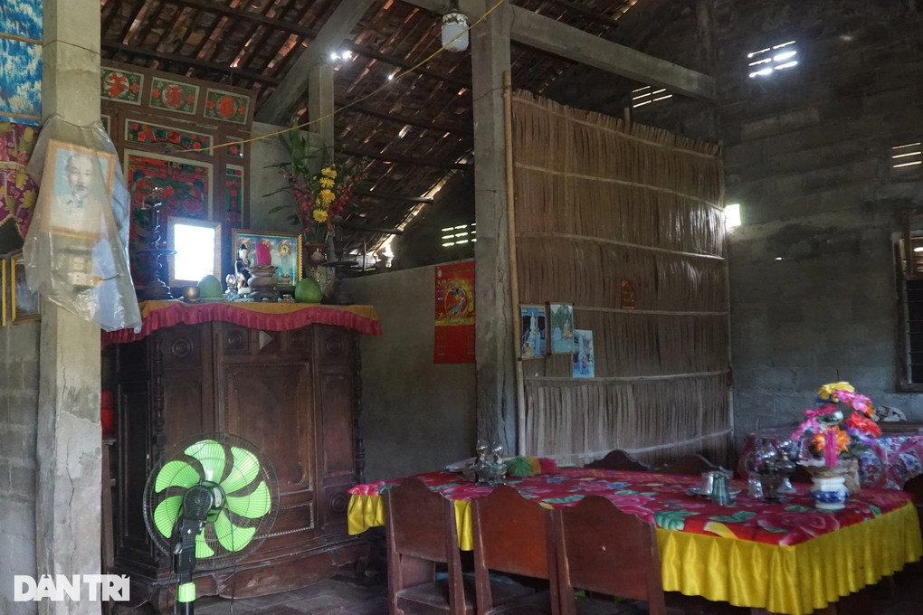 Mẹ già ngoài 80 tuổi còng lưng nuôi 2 con tâm thần - 2 Mẹ già ngoài 80 tuổi còng lưng nuôi 2 con tâm thần - 2