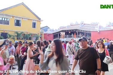 Du khách tham quan, check-in Chùa Cầu sau trùng tu