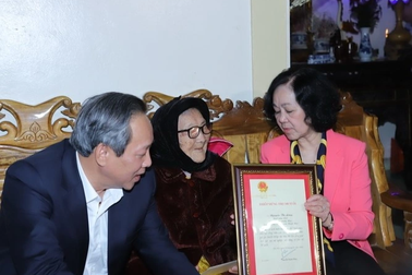 Gia đình chính sách, công nhân nhận quà Tết từ lãnh đạo Trung ương