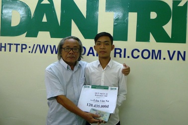 Trao hơn 120 triệu đồng đến cậu SV mồ côi mắc bệnh suy thận mãn