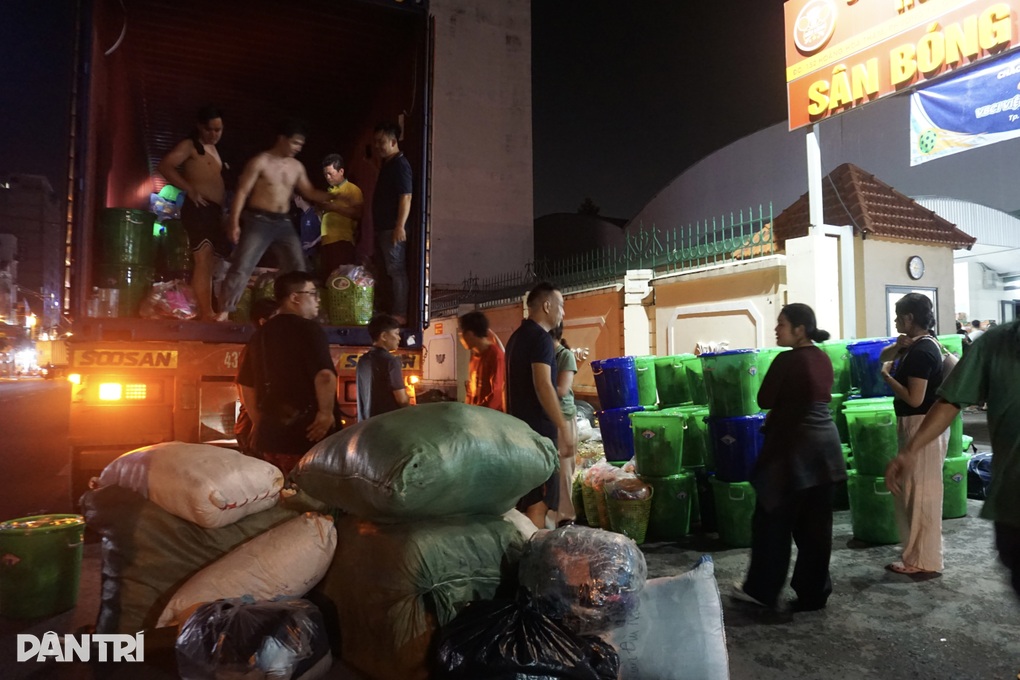Đêm không ngủ ở TPHCM: Người dân bốc hàng cứu trợ, hát vang gây xúc động - 5