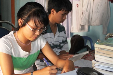 Hai chị em mồ côi cha học giỏi