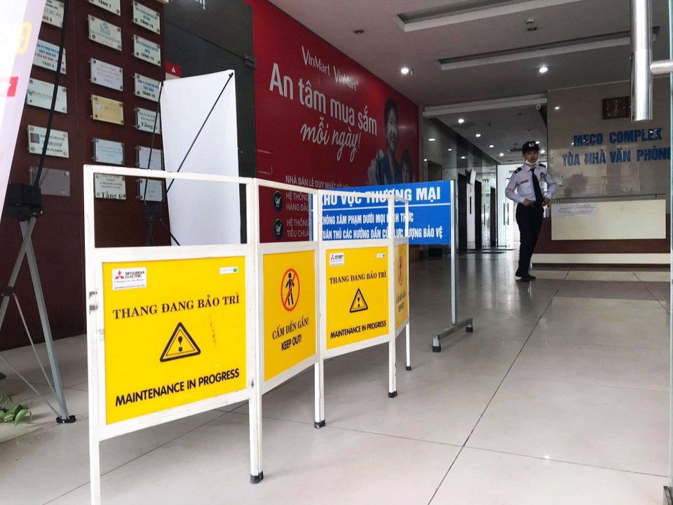 Nhân chứng kể lại vụ giám đốc và nhân viên rơi xuống sảnh chung cư - 1 Nhân chứng kể lại vụ giám đốc và nhân viên rơi xuống sảnh chung cư - 1