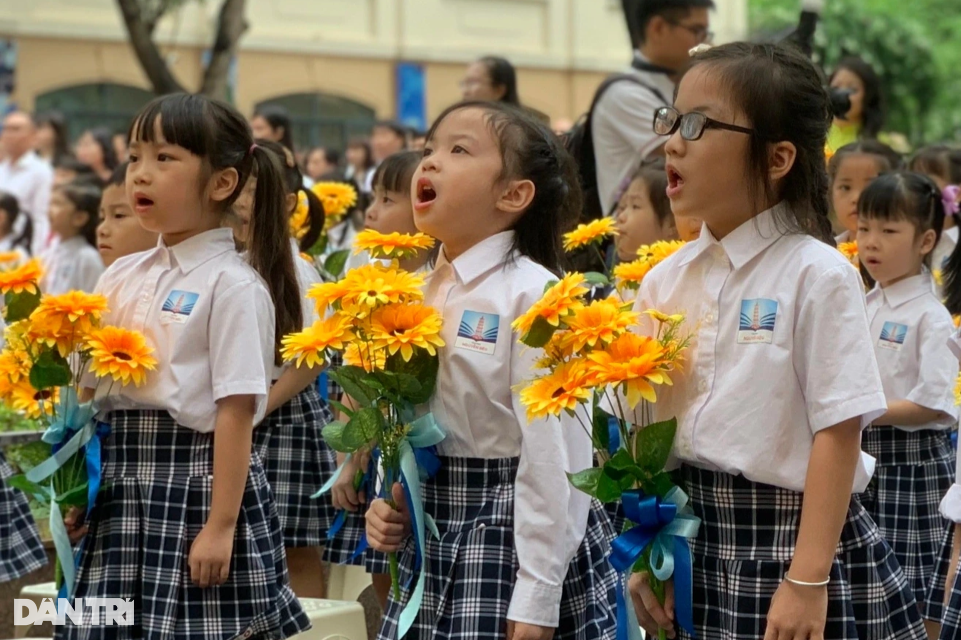 Hà Nội: Học sinh lớp 1 nắm chặt tay cha mẹ dự lễ khai giảng sớm - 5 Hà Nội: Học sinh lớp 1 nắm chặt tay cha mẹ dự lễ khai giảng sớm - 5