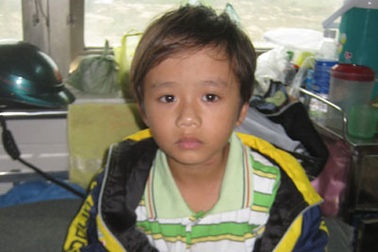 Bé 8 tuổi bị siết cổ giữa đường