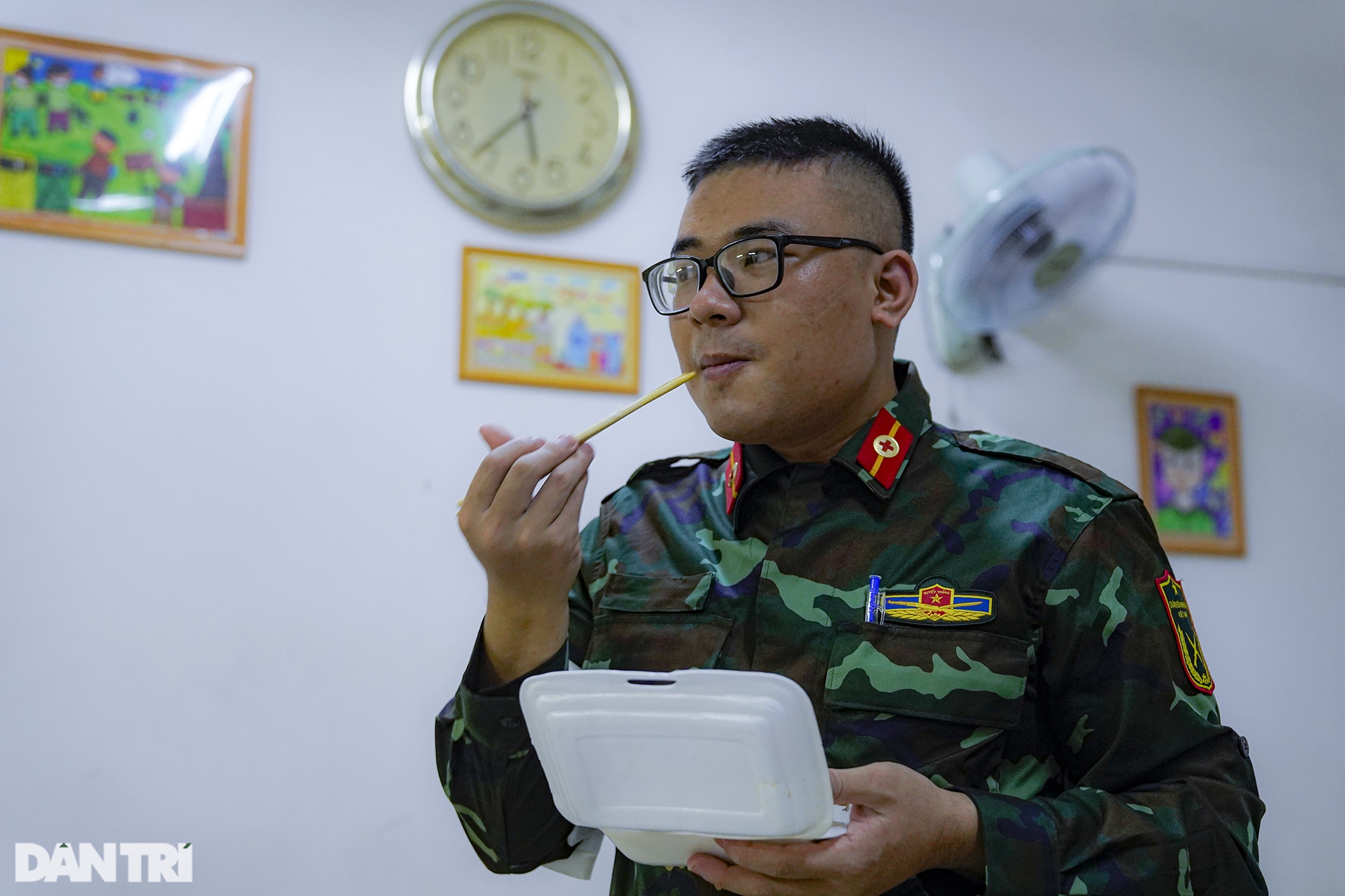Dịch bệnh nguy hiểm, hẻm nhỏ chằng chịt không làm nản chí bộ đội giúp dân - 15 Dịch bệnh nguy hiểm, hẻm nhỏ chằng chịt không làm nản chí bộ đội giúp dân - 15