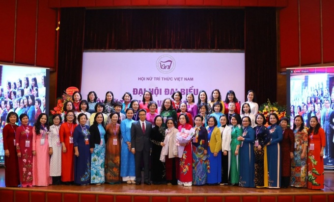 Phó Thủ tướng Vũ Đức Đam và Ban Chấp hành Hội Nữ trí thức Việt Nam nhiệm kỳ III (2021-2026).