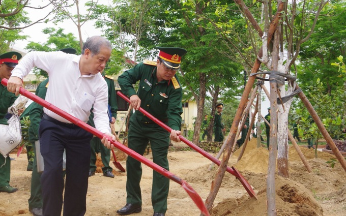 Bộ Chỉ huy Quân sự Thừa Thiên Huế phát động phong trào &quot;Mai vàng trước ngõ&quot; cho Huế quanh năm hoa nở