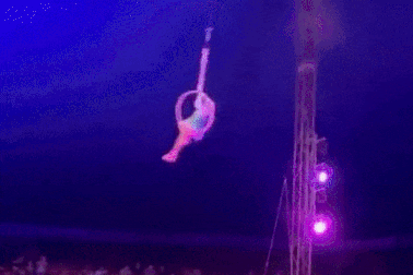 Nữ nghệ sĩ xiếc rơi ngã khi đang biểu diễn