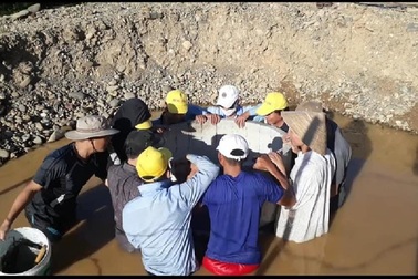 Thầy trò vùng cao chật vật tìm nước sinh hoạt giữa mùa hạn