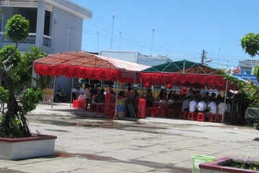 Trường nghỉ học đãi đám cưới con sếp vì... tình nghĩa!