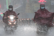 Mưa dông trở lại miền Bắc, kéo dài nhiều ngày