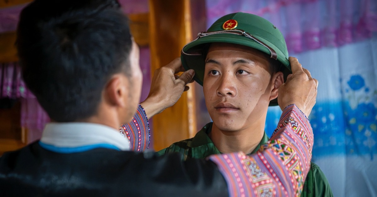 View - Niềm hy vọng của bố và khát khao đi bộ đội của thanh niên dân tộc Mông | Báo Dân trí