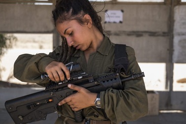 Vẻ đẹp trong chiến đấu của những “bông hồng thép” Israel