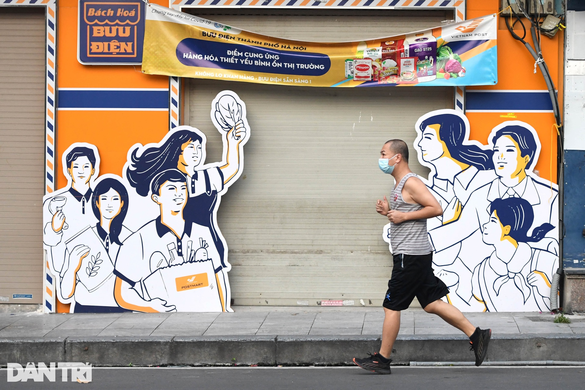 Phớt lờ quy định phòng dịch, người dân đổ ra hồ Gươm tập thể dục sáng - 13 Phớt lờ quy định phòng dịch, người dân đổ ra hồ Gươm tập thể dục sáng - 13