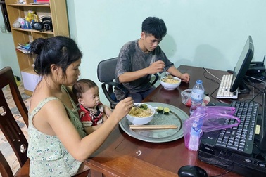 Chồng chở vợ mang thai và con 9 tháng lạc đường về nhà vì khắp nơi ngập lũ