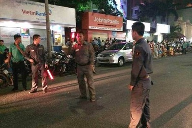 Quán bar khai trương, bảo vệ dàn hàng ngang cấm đường