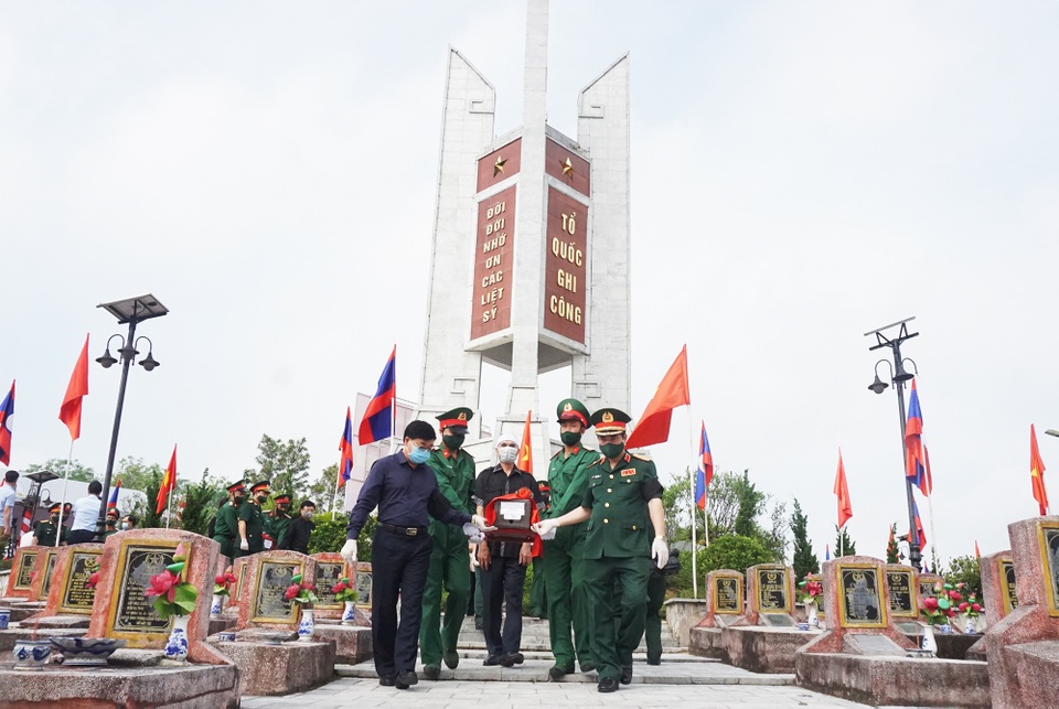 Trọng thể Lễ an táng 95 liệt sĩ quân tình nguyện và chuyên gia Việt Nam - 6 Trọng thể Lễ an táng 95 liệt sĩ quân tình nguyện và chuyên gia Việt Nam - 6