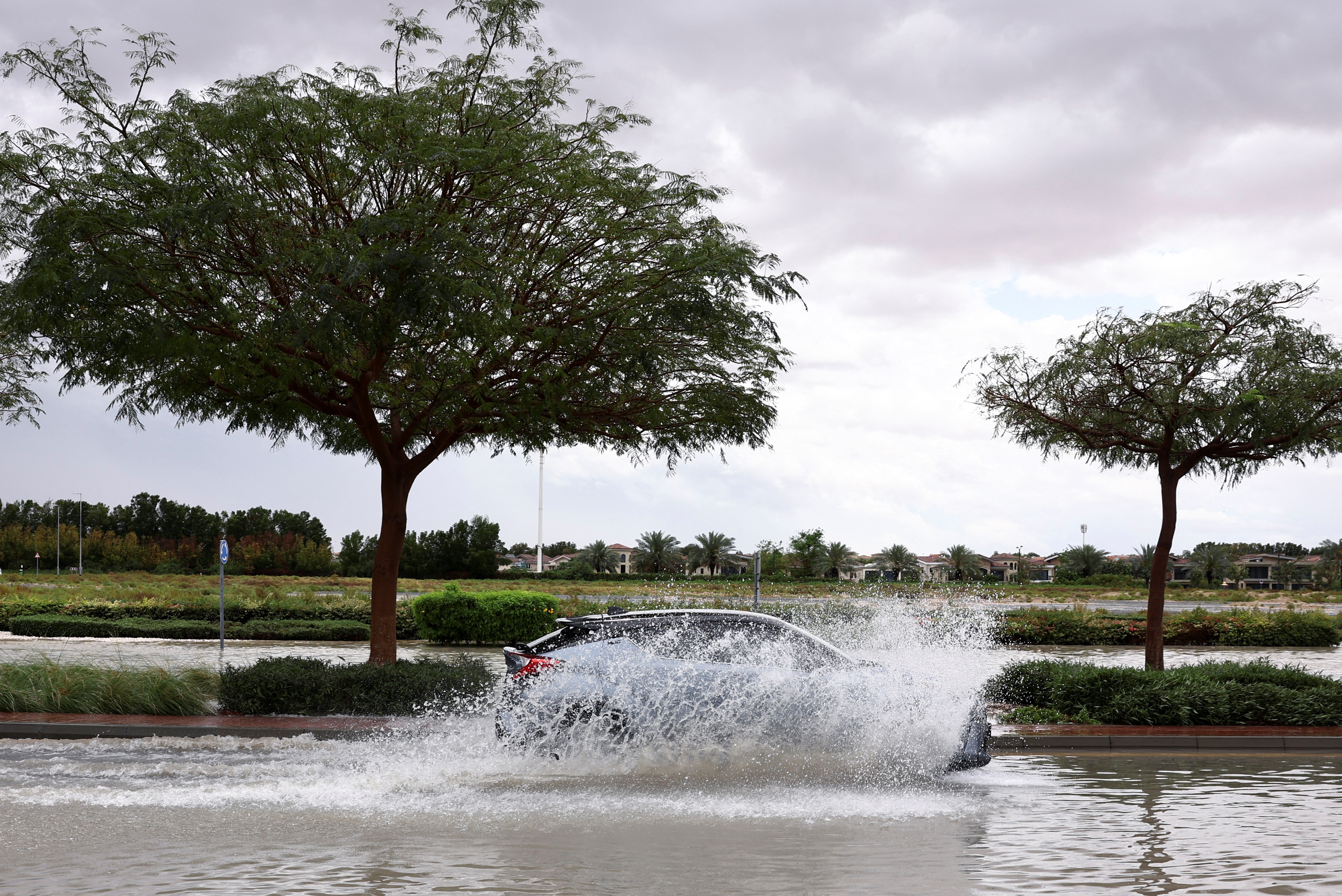View - Thành phố sa mạc Dubai ngập lụt sau trận mưa dữ dội nhất 75 năm | Báo Dân trí