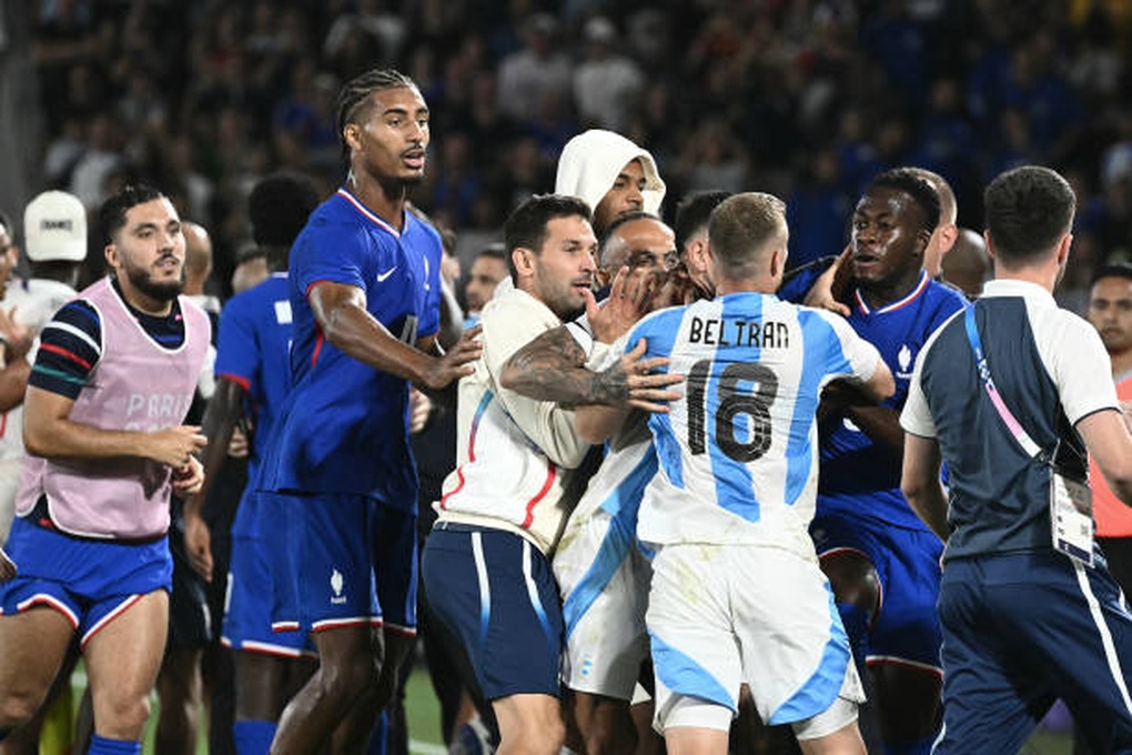 Cầu thủ Pháp và Argentina lao vào đấm đá, tạo nên cảnh tượng hỗn loạn - 6 Cầu thủ Pháp và Argentina lao vào đấm đá, tạo nên cảnh tượng hỗn loạn - 6