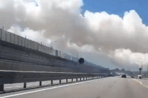 Nga phun khói ngụy trang dày đặc, quyết tâm bảo vệ cây cầu chiến lược