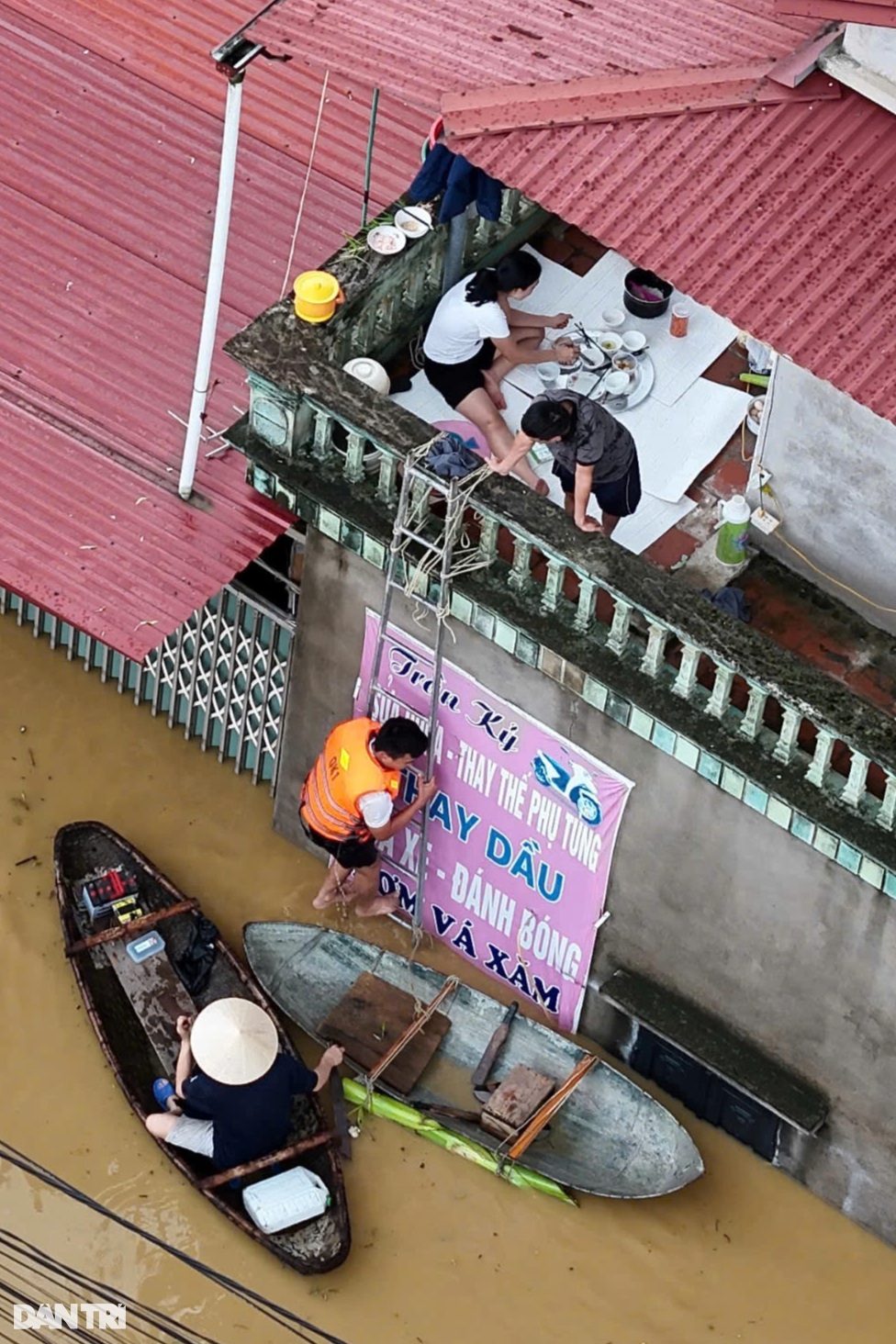 Thái Nguyên: Cố thủ giữ nhà nhưng phải kêu cứu vì nước lũ dâng cao đến cổ - 9