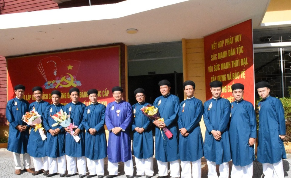 Thích thú hình ảnh cán bộ Sở vận áo dài khăn đóng xưa đi làm ngày đầu tuần - 2 Thích thú hình ảnh cán bộ Sở vận áo dài khăn đóng xưa đi làm ngày đầu tuần - 2