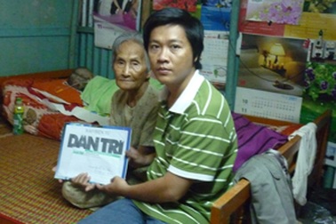 Cụ già 82 tuổi nuôi cháu bại liệt xúc động nhận quà