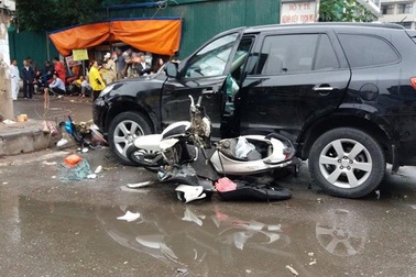 Vụ ô tô đâm liên hoàn trên phố Hà Nội: Một phụ nữ tử vong