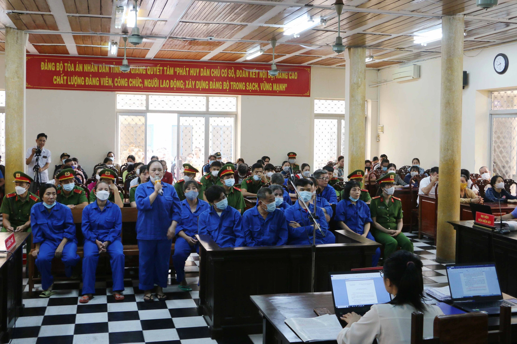 Người phụ nữ cầm đầu vụ đánh bạc nghìn tỷ cùng 61 đồng phạm hầu tòa - 1 Người phụ nữ cầm đầu vụ đánh bạc nghìn tỷ cùng 61 đồng phạm hầu tòa - 1