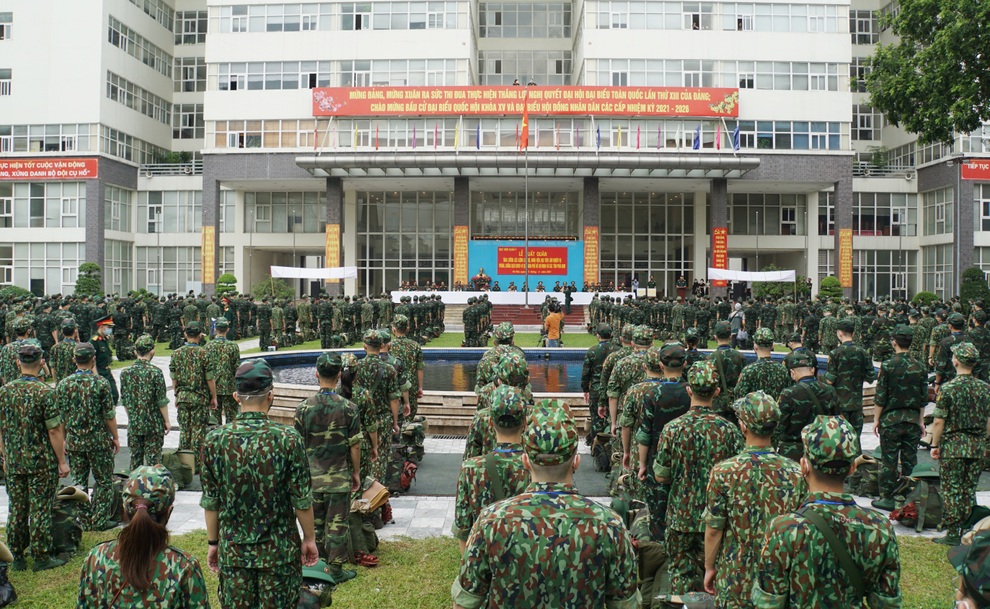 Hơn 1.000 cán bộ, học viên Học viện Quân y tiếp tục lên đường vào Nam - 2 Hơn 1.000 cán bộ, học viên Học viện Quân y tiếp tục lên đường vào Nam - 2