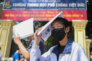 Thí sinh Hà Nội đội nắng tới các điểm thi hoàn thành thủ tục dự thi vào 10
