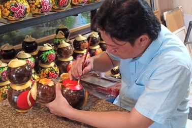 8X bỏ việc kỹ sư thủy sản, kiếm tiền triệu từ thư pháp dịp Tết