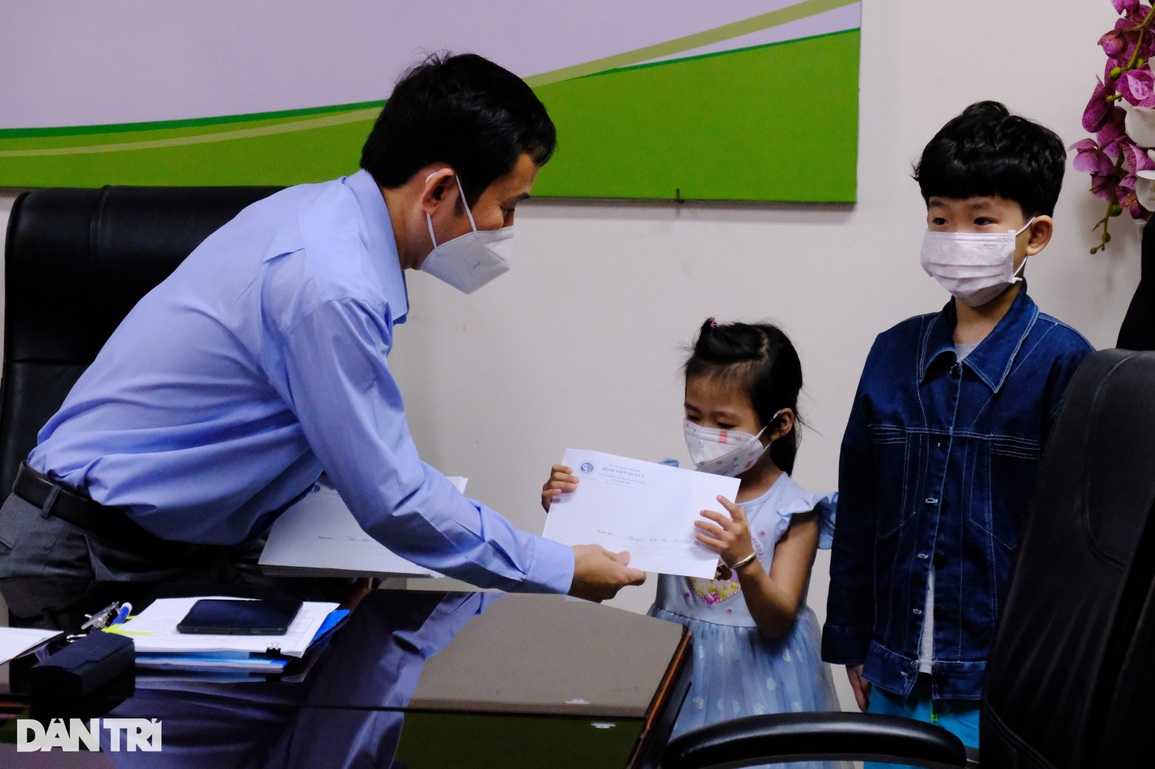 Ngày cuối năm xúc động của bé 5 tuổi mất mẹ vì Covid-19 - 4 Ngày cuối năm xúc động của bé 5 tuổi mất mẹ vì Covid-19 - 4