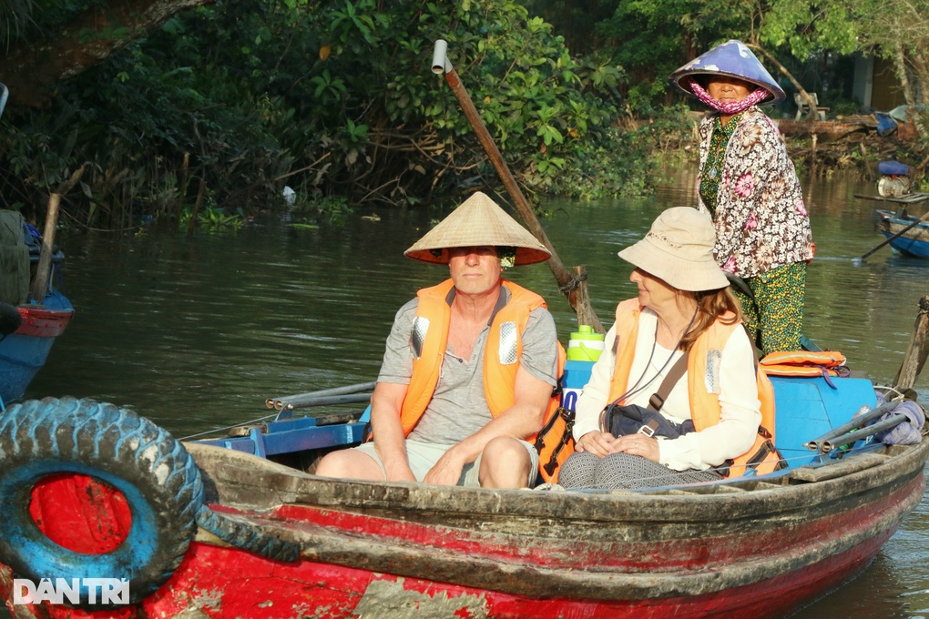  Cần Thơ: Điểm du lịch vắng vẻ, siêu thị lại đông nghẹt khách do nắng nóng - 2